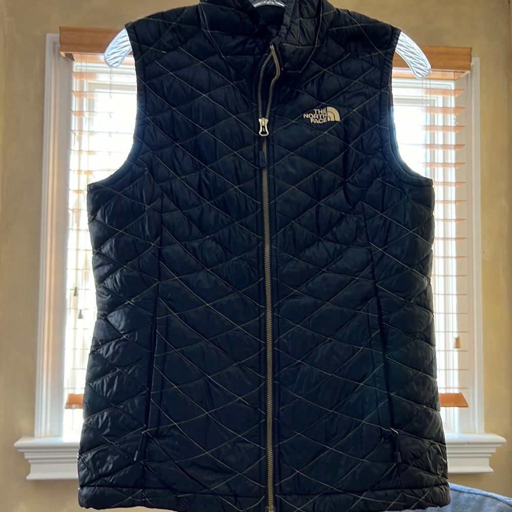 Women’s medium North Face lightweight quilted vest